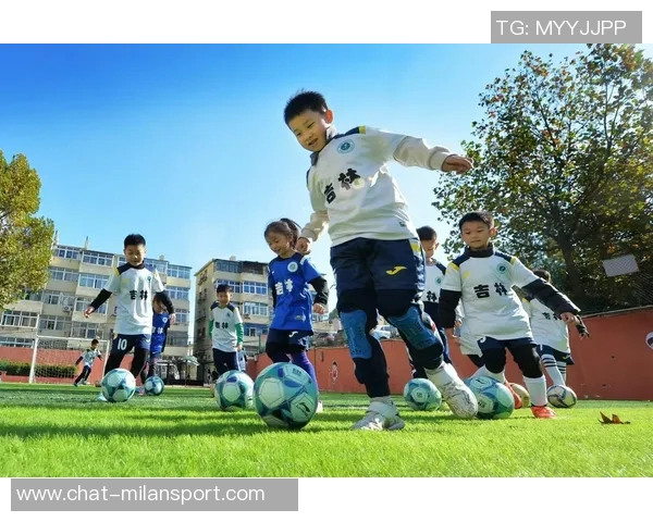 少儿足球训练课程全面提升孩子运动能力与团队合作精神的最佳选择